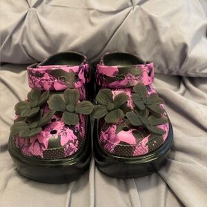 CROCS Stomp Hyper Floral Women's Mules Platform Clogs Black & Purple Flowered W6